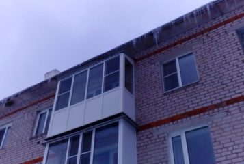 г. Грязовец, ул. Обнорского 29 Боковые изделия сделаны под уклоном спец. для обустройства крыши